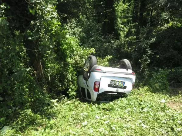 ÇEKMEKÖY'DE KONTROLDEN ÇIKAN OTOMOBİL ORMANLIK ALANA UÇTU: 1 YARALI