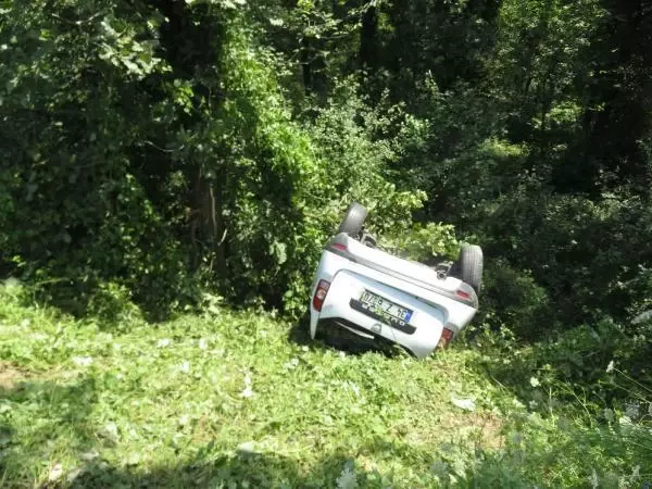 ÇEKMEKÖY'DE KONTROLDEN ÇIKAN OTOMOBİL ORMANLIK ALANA UÇTU: 1 YARALI