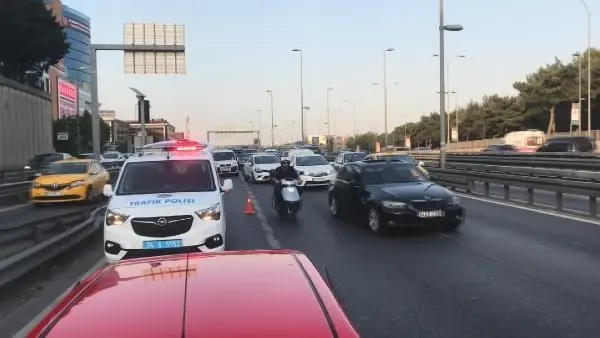 D-100 Karayolu'nda panelvan minibüs takla attı, trafik durma noktasına geldi