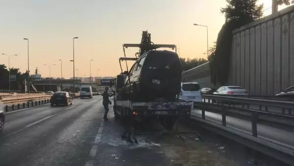 D-100 Karayolu'nda panelvan minibüs takla attı, trafik durma noktasına geldi