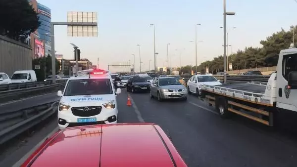 D-100 Karayolu'nda panelvan minibüs takla attı, trafik durma noktasına geldi
