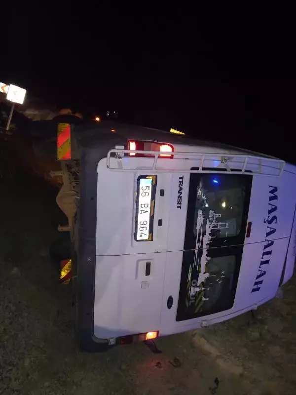 Düğüne gidenlerin bulunduğu minibüs şarampole devrildi: 12 yaralı