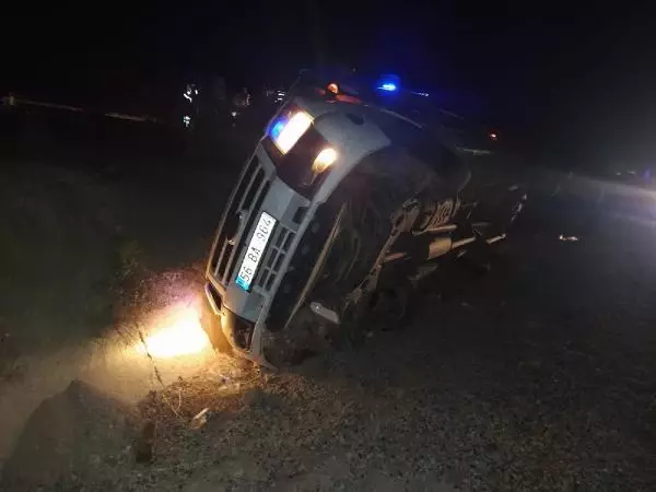 Düğüne gidenlerin bulunduğu minibüs şarampole devrildi: 12 yaralı