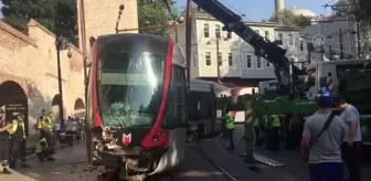 İstanbul Büyükşehir Belediyesi: Elektrik direğine çarpan tramvay olay yerinden kaldırıldı İstanbul Büyükşehir Belediyesi: Elektrik direğine çarpan tramvay olay yerinden kaldırıldı