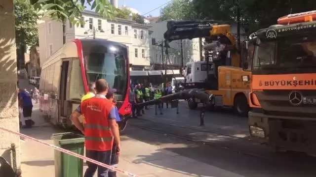 Elektrik direğine çarpan tramvay olay yerinden kaldırıldı