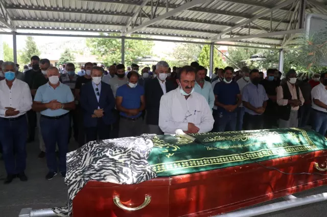 Trafik kazasında hayatını kaybeden kadın toprağa verildi