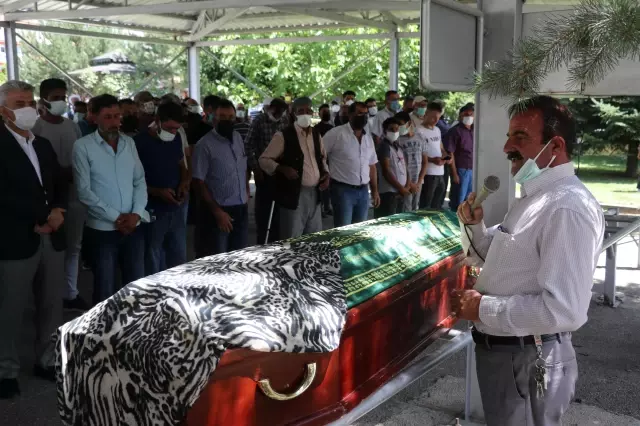 Trafik kazasında hayatını kaybeden kadın toprağa verildi