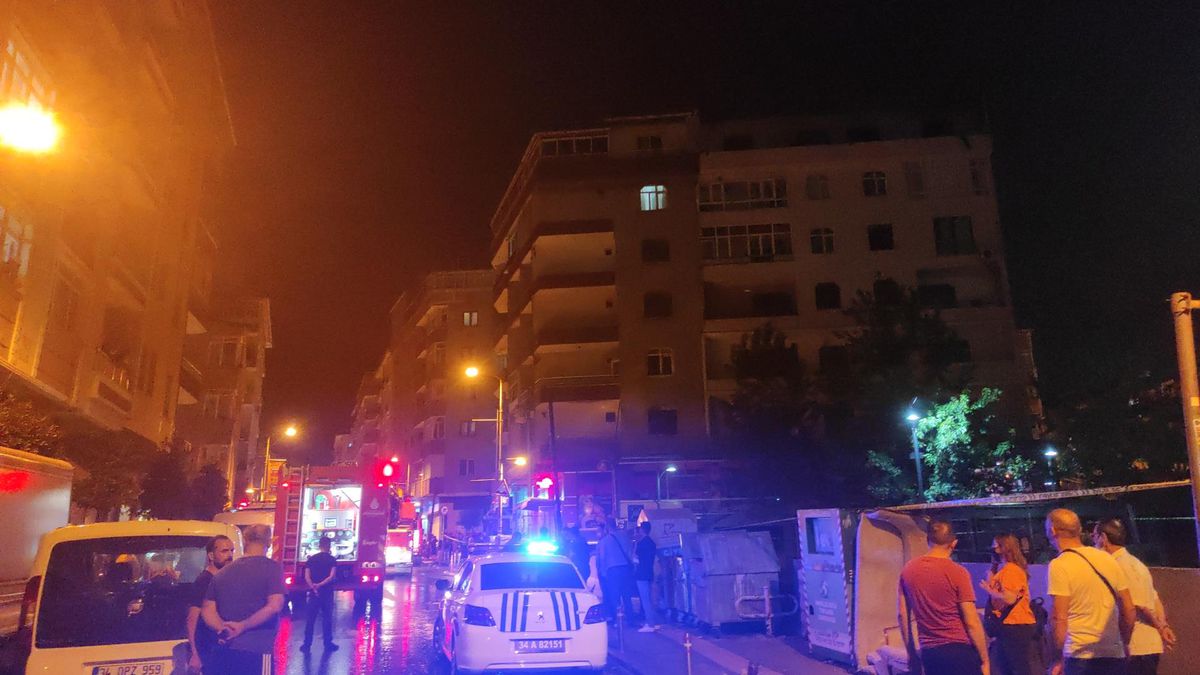 Güngören'de 5 katlı apartmanın çatı katında çıkan yangın söndürüldü