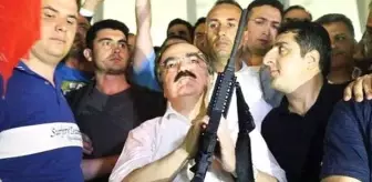 Hayatını kaybeden Hüseyin Avni Coş'tan geriye 15 Temmuz'daki silahlı pozu kaldı