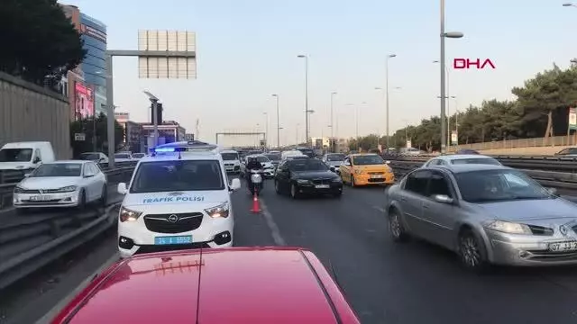D-100 Karayolu'nda panelvan minibüs takla attı, trafik durma noktasına geldi