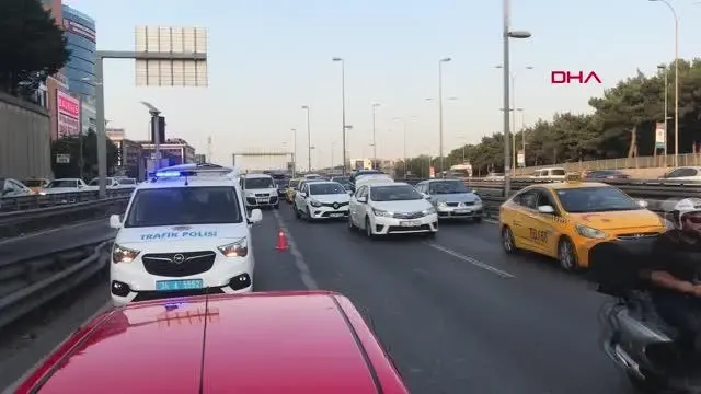 D-100 Karayolu'nda panelvan minibüs takla attı, trafik durma noktasına geldi