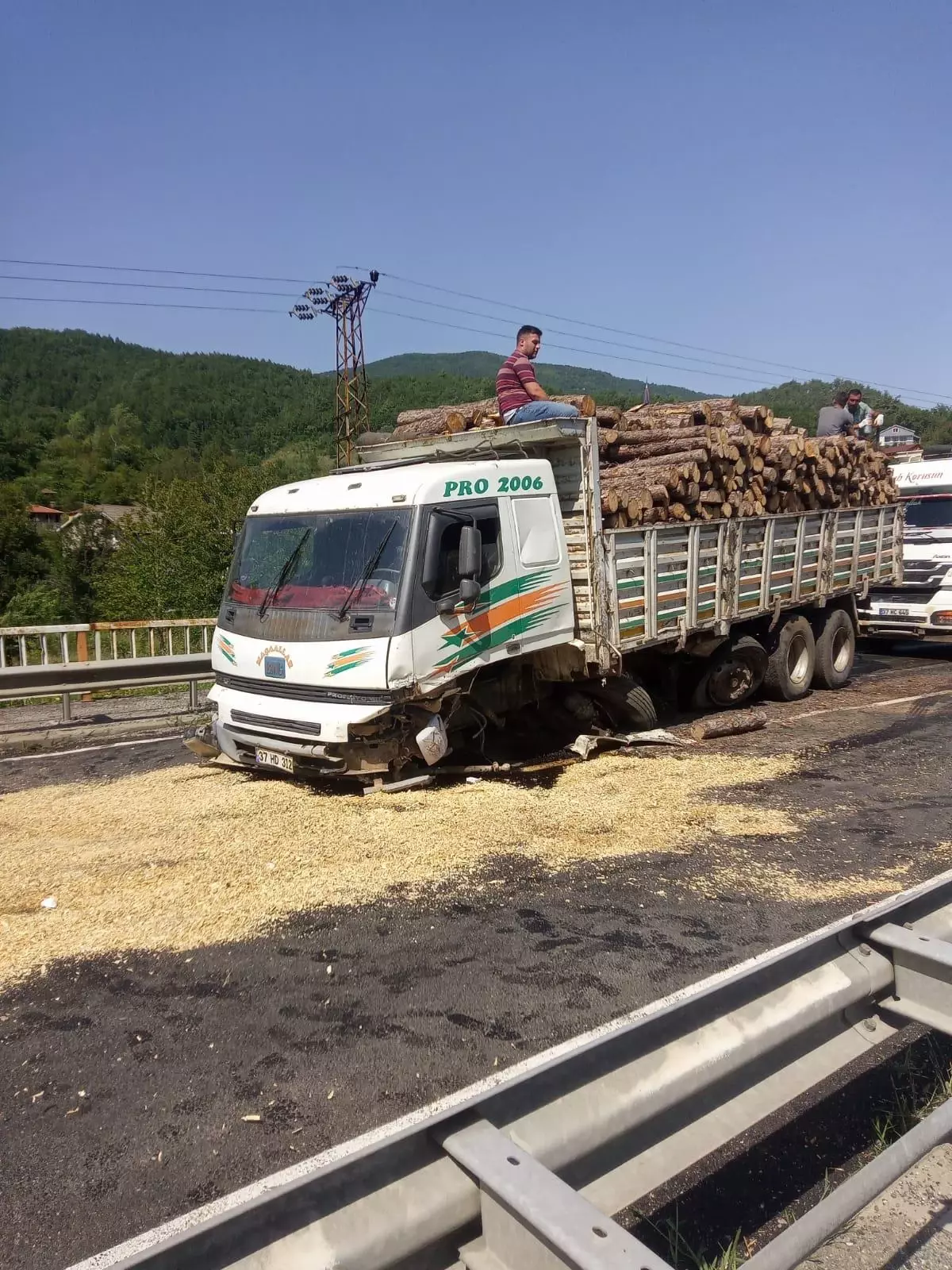Karabük'te pikap ile kamyon çarpıştı: 1 yaralı