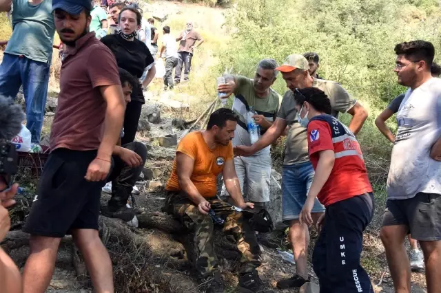 Kimisi şişeyle söndürdü, kimisi hortumu tuttu, kimisi su taşıdı