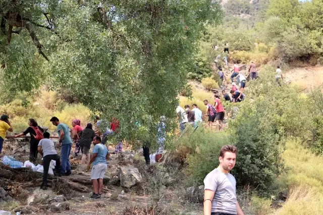 Kimisi şişeyle söndürdü, kimisi hortumu tuttu, kimisi su taşıdı