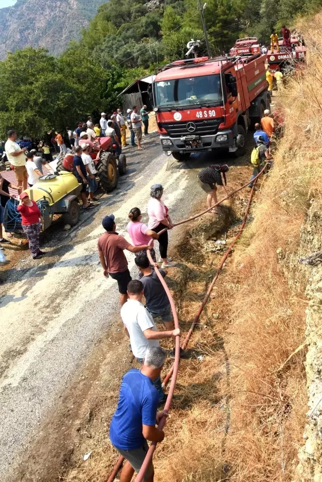 Kimisi şişeyle söndürdü, kimisi hortumu tuttu, kimisi su taşıdı