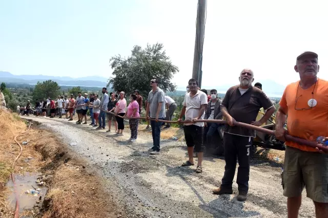 Kimisi şişeyle söndürdü, kimisi hortumu tuttu, kimisi su taşıdı