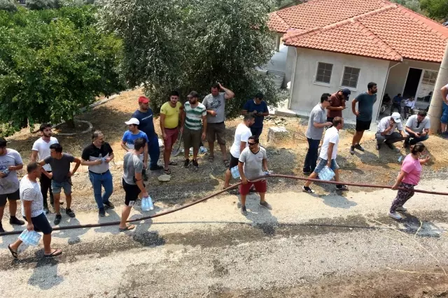 Kimisi şişeyle söndürdü, kimisi hortumu tuttu, kimisi su taşıdı