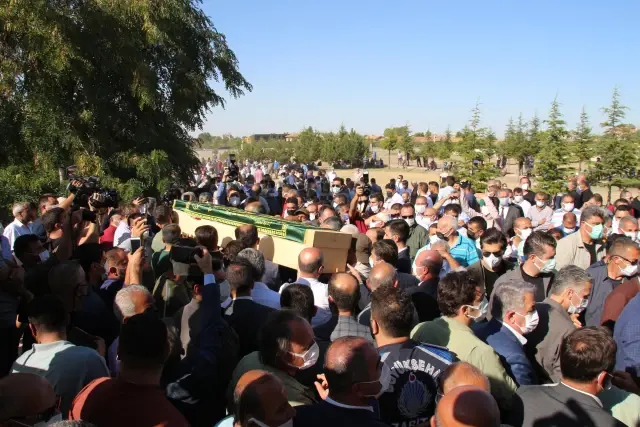 Son dakika! Silahlı saldırıda öldürülen 7 kişinin cenazesi toprağa verildi (2)