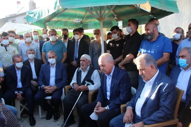 Son dakika haberleri: Adalet Bakanı Gül ve Kurtulmuş'tan katledilen ailenin yakınlarına taziye ziyareti