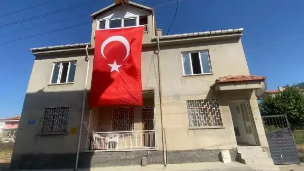 ŞEHİDİN ÇAY'DAKİ EVİNE BAYRAK ASILDI
