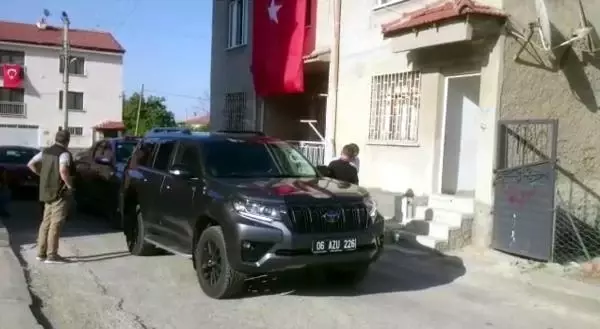 ŞEHİDİN ÇAY'DAKİ EVİNE BAYRAK ASILDI