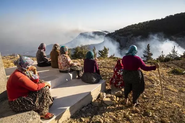 MERSİN'DE YANGINLARA MÜDAHALE SÜRÜYOR