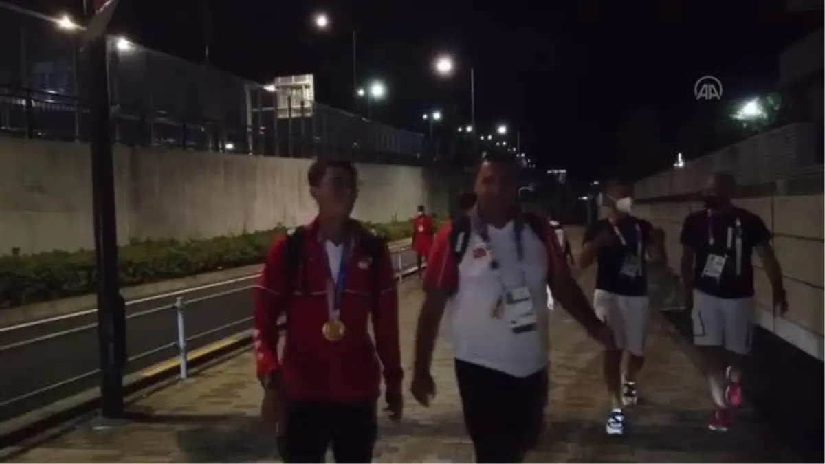Mete Gazoz'a Olimpiyat Köyü'nde coşkulu karşılama