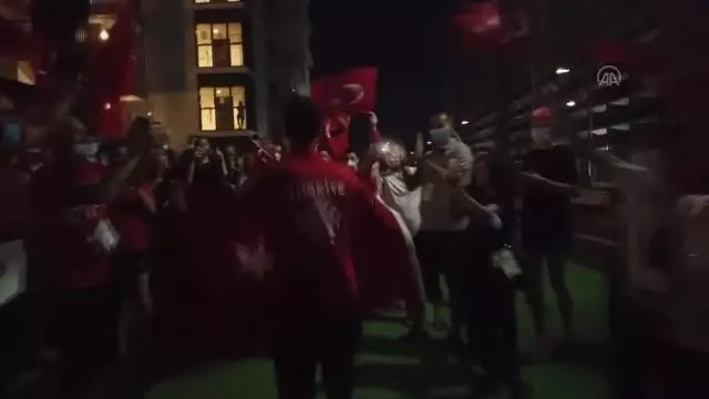 Mete Gazoz'a Olimpiyat Köyü'nde coşkulu karşılama