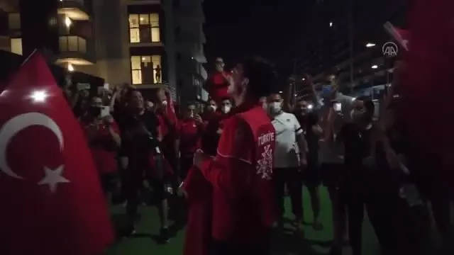 Mete Gazoz'a Olimpiyat Köyü'nde coşkulu karşılama