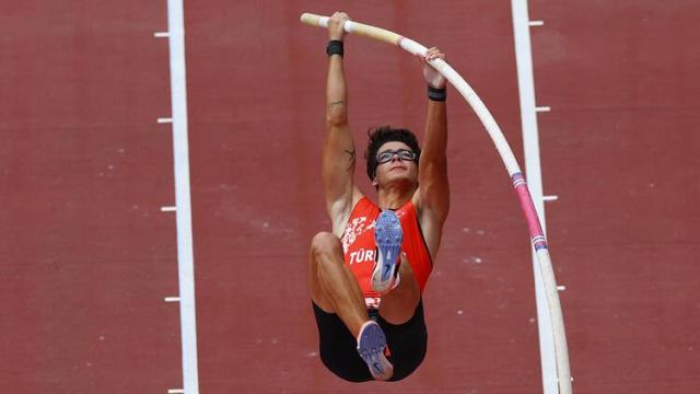 Milli atlet Ersu Şaşma, Tokyo Olimpiyatları'nda sırıkla atlamada finale kalan ilk Türk atlet oldu