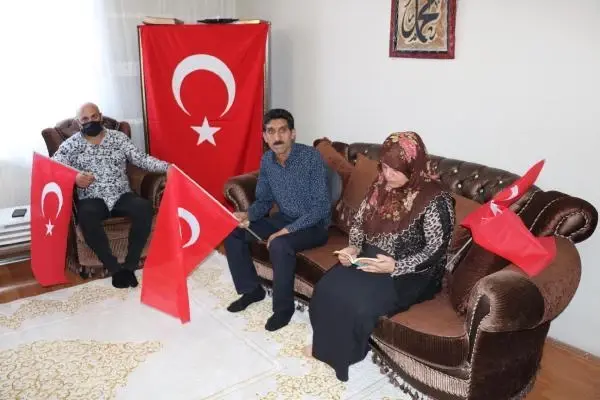 MİLLİ BOKSÖR MALKAN'IN ANNESİ, OĞLUNUN MÜSABAKASINI HEYECANDAN İZLEYEMEDİ