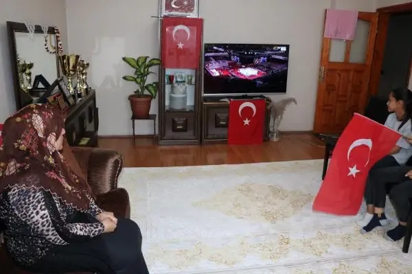 MİLLİ BOKSÖR MALKAN'IN ANNESİ, OĞLUNUN MÜSABAKASINI HEYECANDAN İZLEYEMEDİ