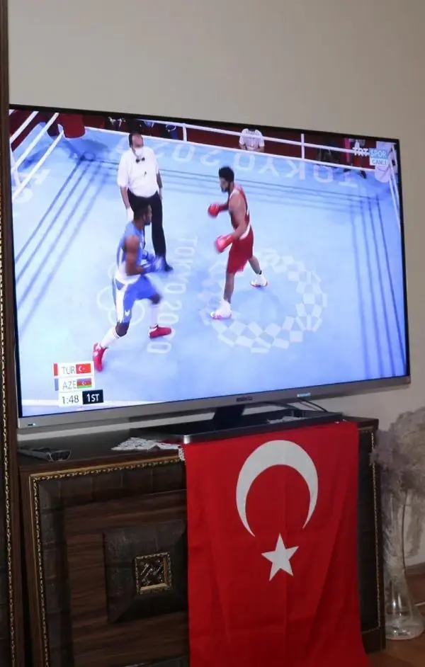 MİLLİ BOKSÖR MALKAN'IN ANNESİ, OĞLUNUN MÜSABAKASINI HEYECANDAN İZLEYEMEDİ