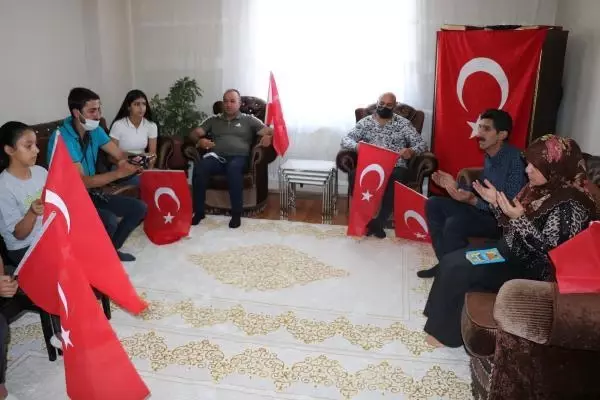 MİLLİ BOKSÖR MALKAN'IN ANNESİ, OĞLUNUN MÜSABAKASINI HEYECANDAN İZLEYEMEDİ