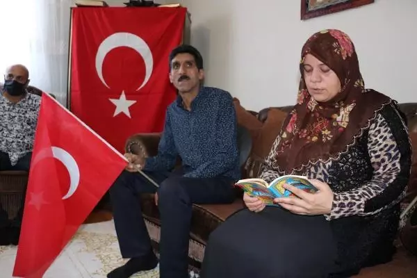 MİLLİ BOKSÖR MALKAN'IN ANNESİ, OĞLUNUN MÜSABAKASINI HEYECANDAN İZLEYEMEDİ