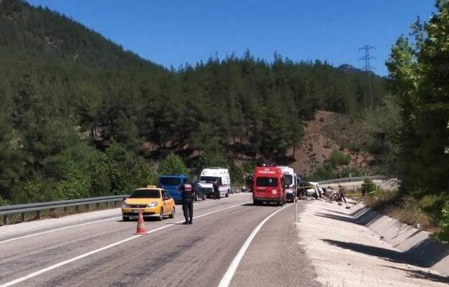 Minibüs ve otomobil kafa kafaya çarpıştı, aynı aileden 5 kişi feci şekilde can verdi