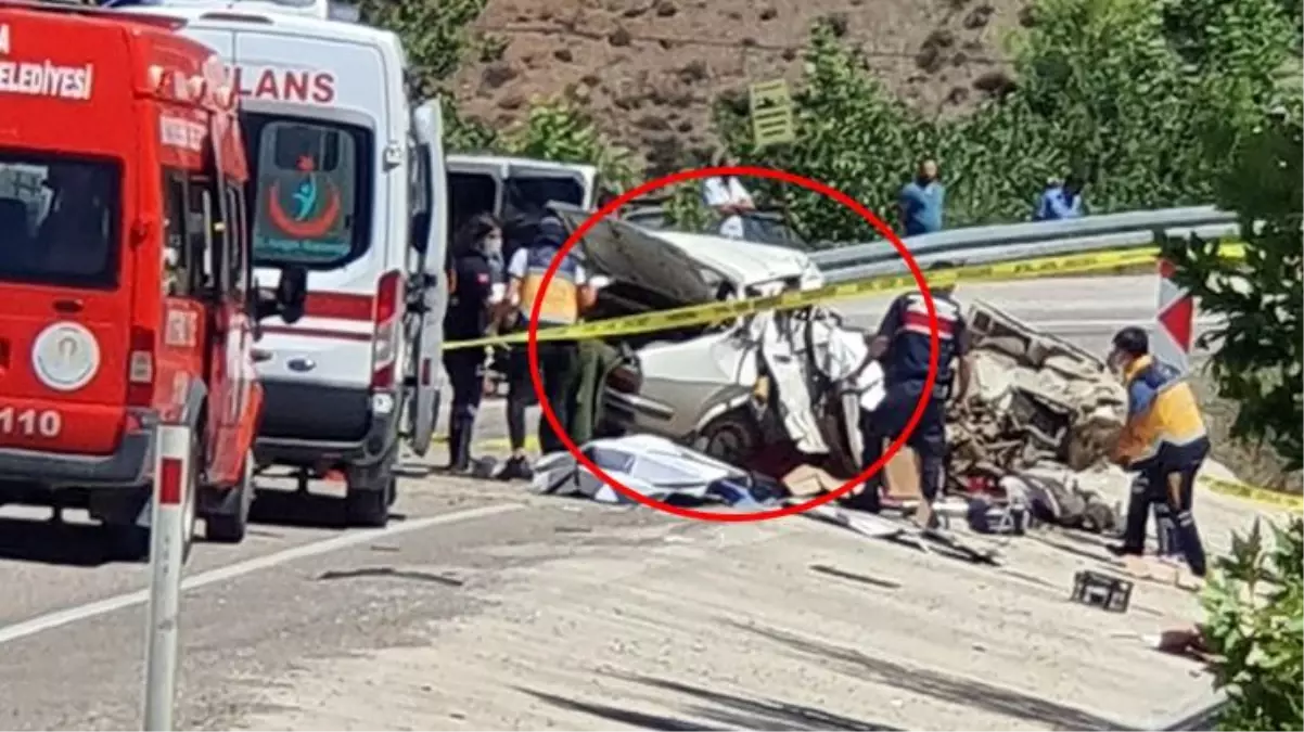 Minibüs ve otomobil kafa kafaya çarpıştı, aynı aileden 5 kişi feci şekilde can verdi