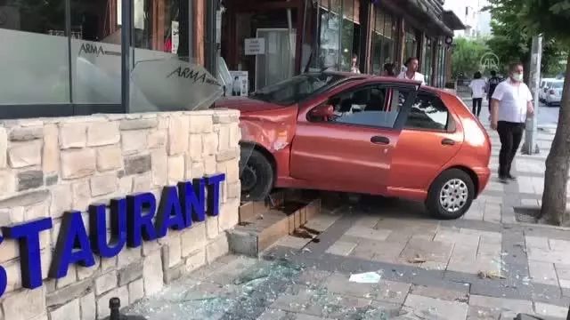Otomobil restoranın giriş kapısına çarptı