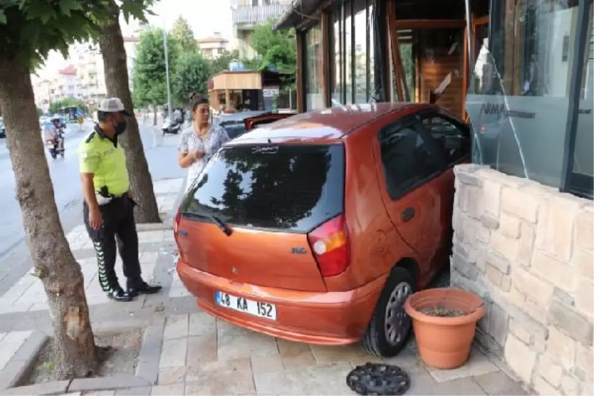 Otomobil, restoranın kapısına çarparak durabildi
