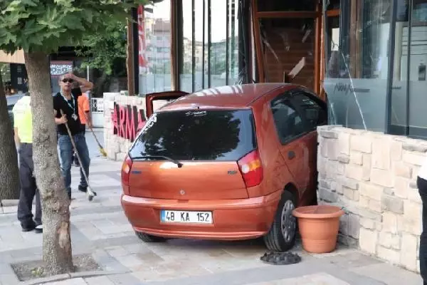 Otomobil, restoranın kapısına çarparak durabildi