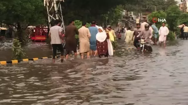 Pakistan'da sağanak cadde ve sokakları göle çevirdi