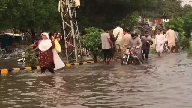 Pakistan'da sağanak cadde ve sokakları göle çevirdi