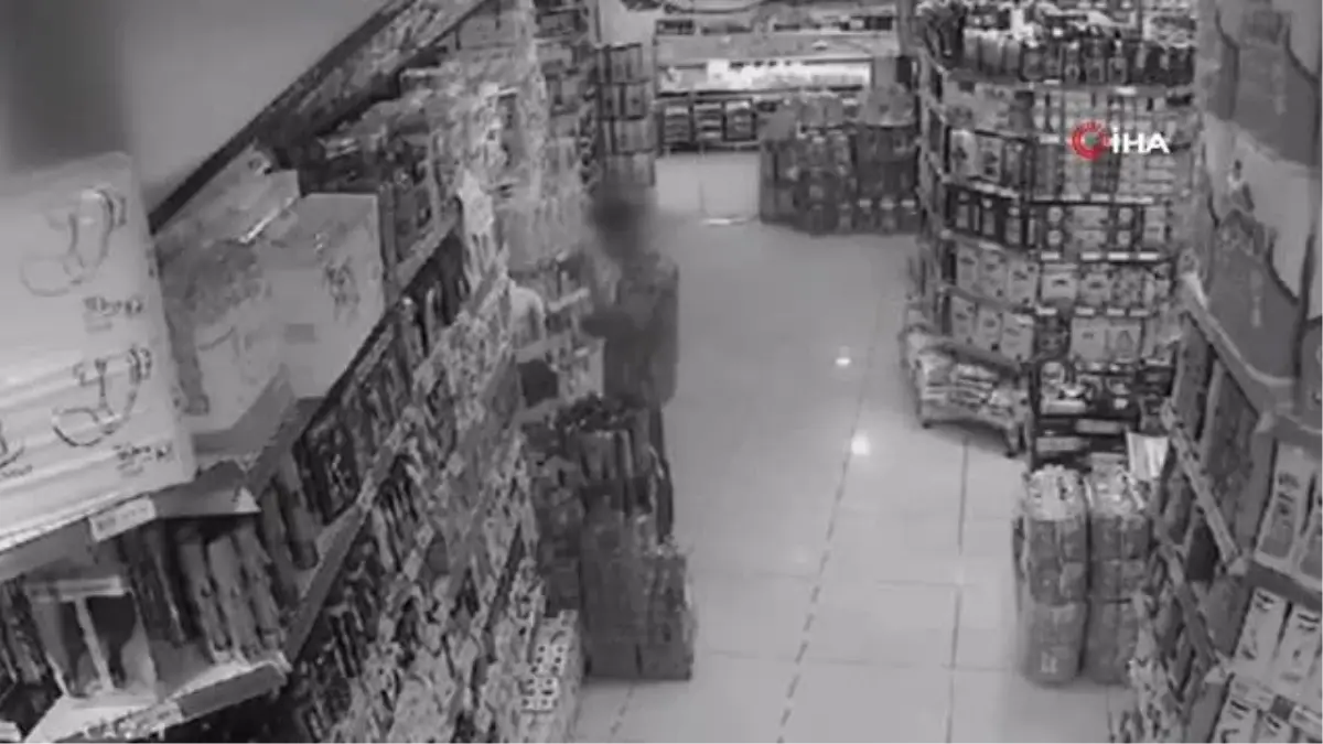 Reyondaki kokladığı parfümü böyle çaldı