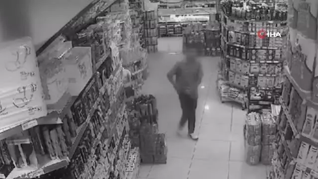 Reyondaki kokladığı parfümü böyle çaldı