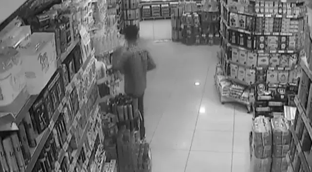 Reyondaki kokladığı parfümü böyle çaldı