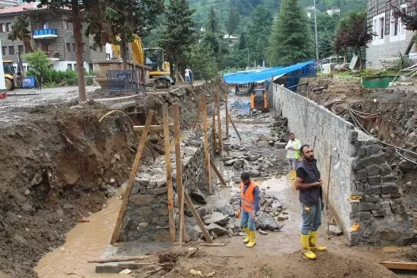 RİZE VE ARTVİN'DE SELİN İZLERİ SİLİNİYOR, KAYIP 2 KİŞİ ARANIYOR