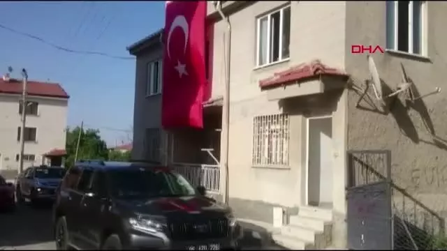 ŞEHİDİN ÇAY'DAKİ EVİNE BAYRAK ASILDI