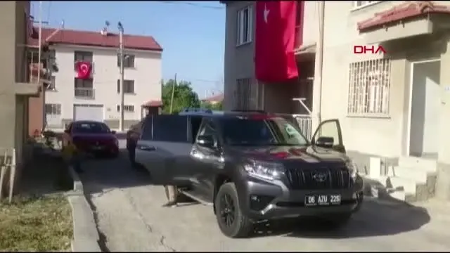 ŞEHİDİN ÇAY'DAKİ EVİNE BAYRAK ASILDI