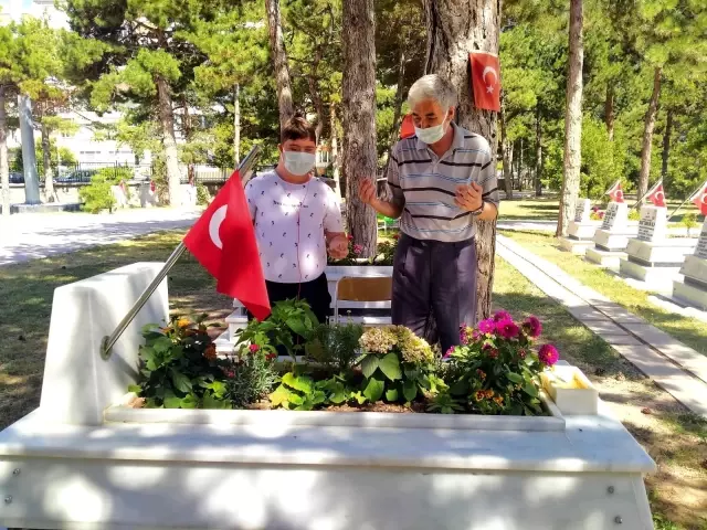Son dakika haberi: Şehit oğlunun mezarına 24 yıldır toz kondurmuyor