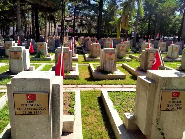 Son dakika haberi: Şehit oğlunun mezarına 24 yıldır toz kondurmuyor